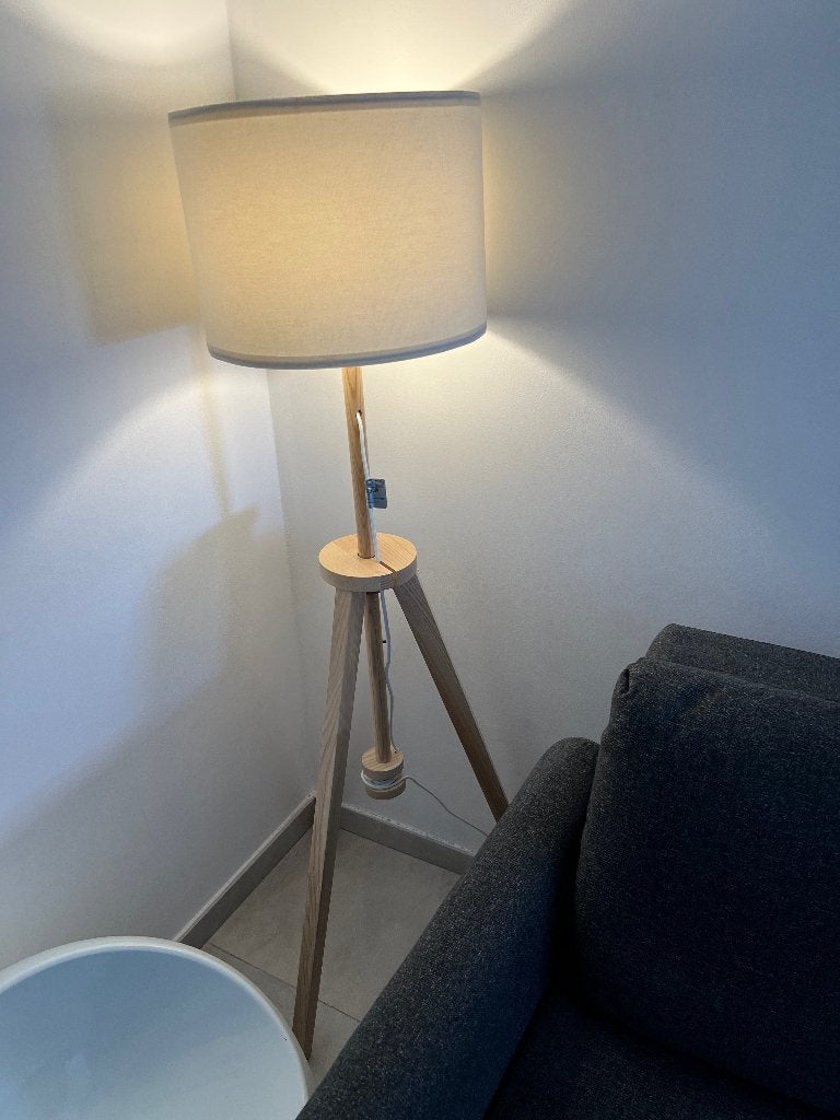 Lampadaire IKEA Lauters, frêne/blanc, Maison & Meubles, Lampes | Lampadaires, Comme neuf, E27 (grand), Bois, Moderne
