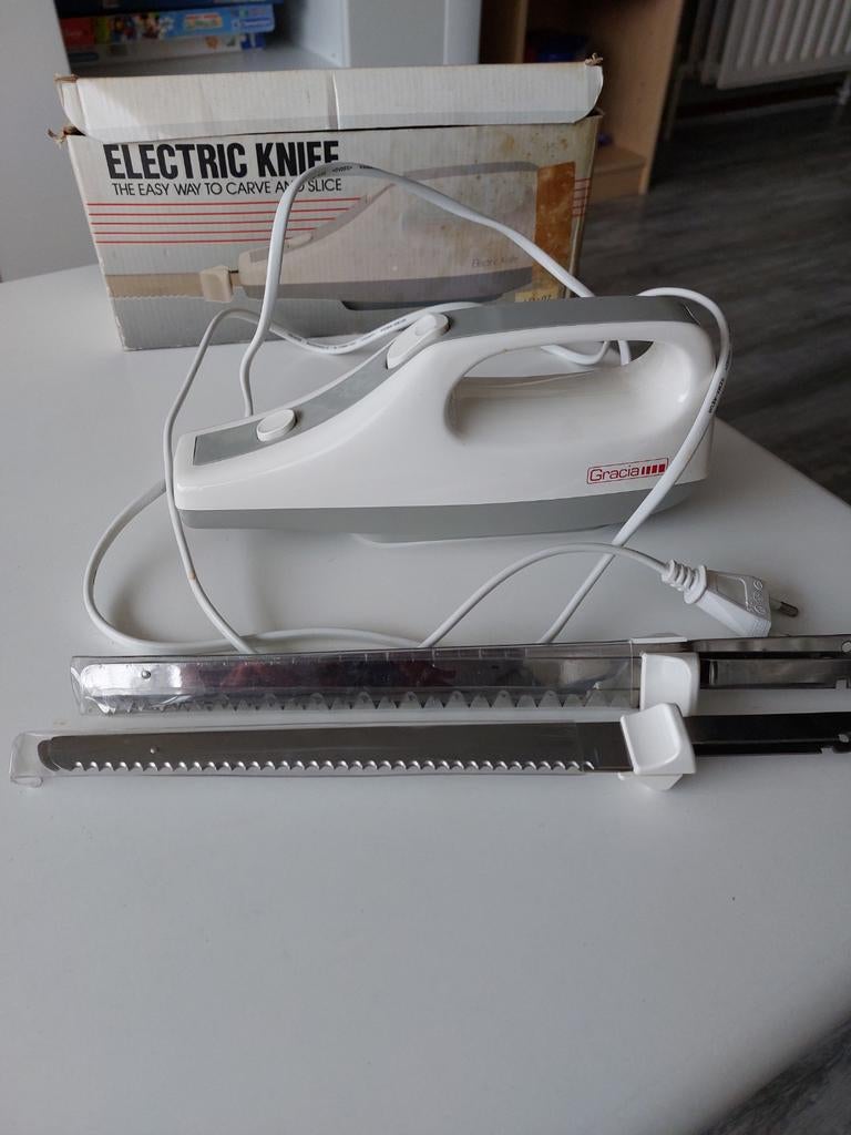 Couteau électrique avec 2 paires de lames. Marque Gracia., Electroménager, Enlèvement, Utilisé