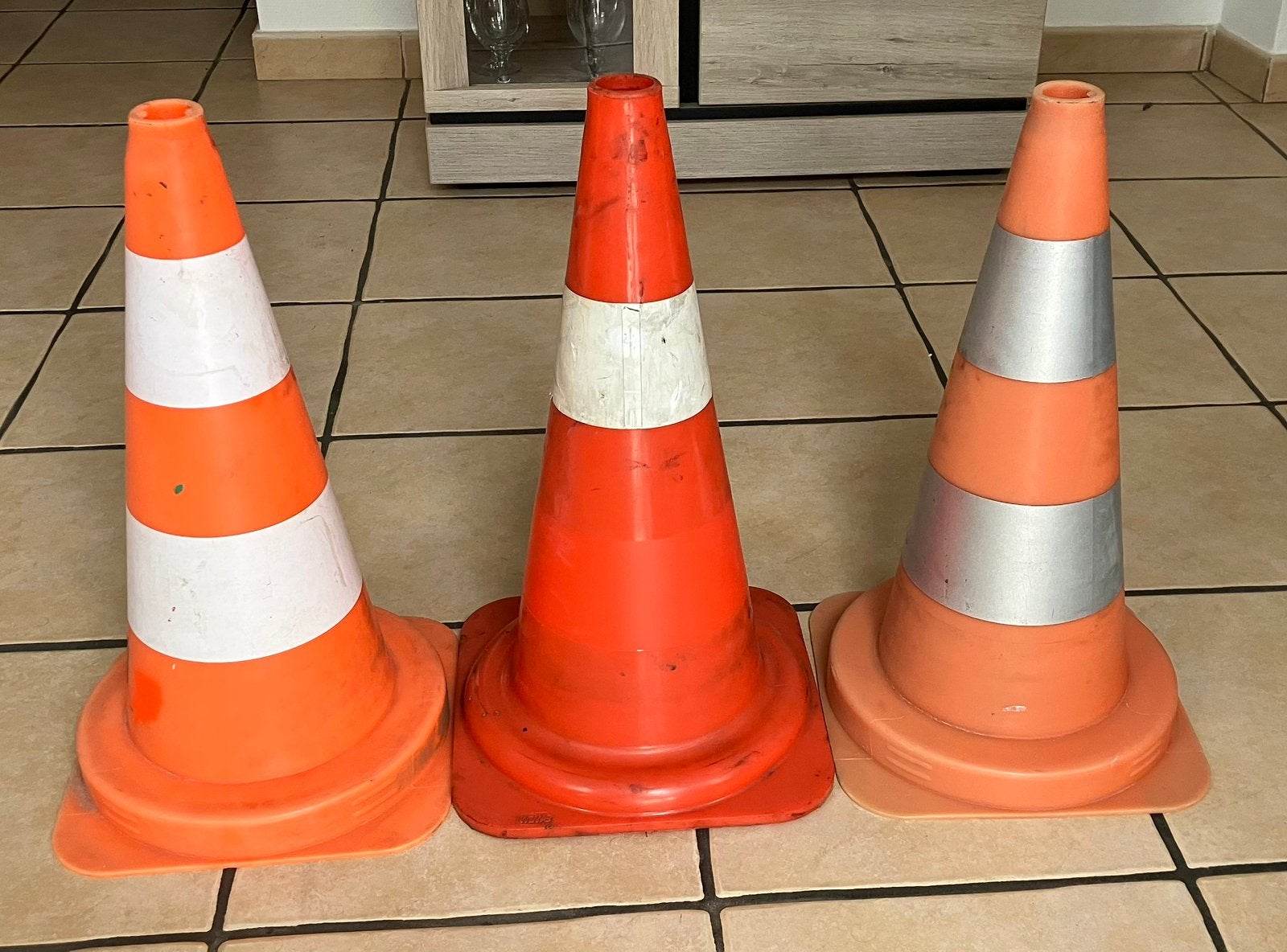3 CONES (50 CENTIMÈTRES), Enlèvement