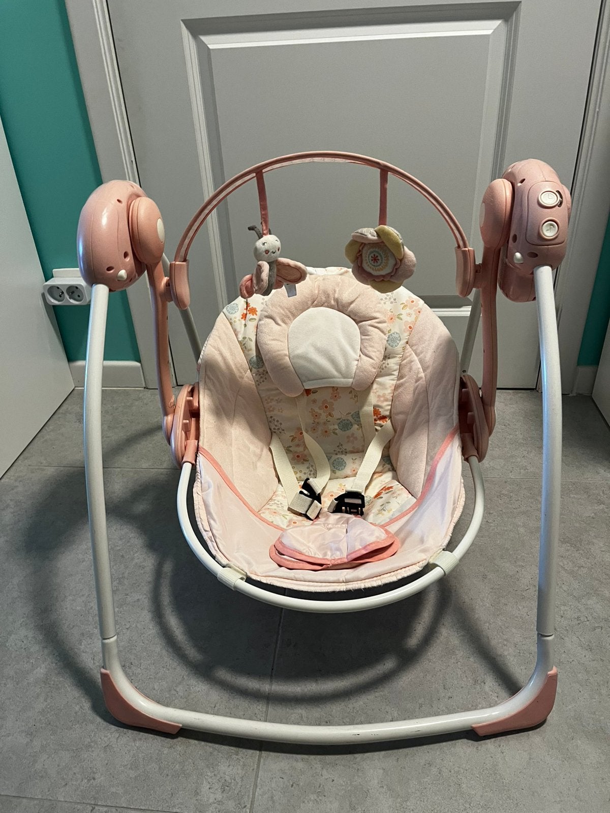 Ingenuity babyswing met muziek en beweging, Kinderen en Baby's, Wipstoeltjes, Gebruikt, Schommelstoel, Met gordel(s) of riempje(s)