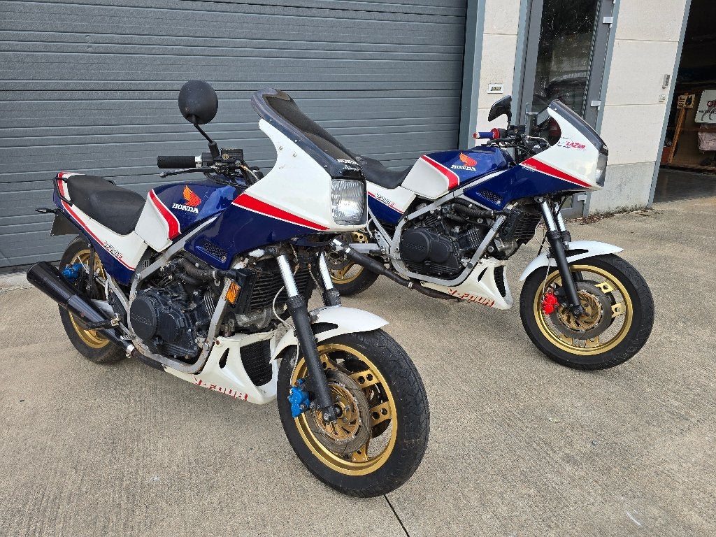 2 X Honda VF750 V4, Motoren
