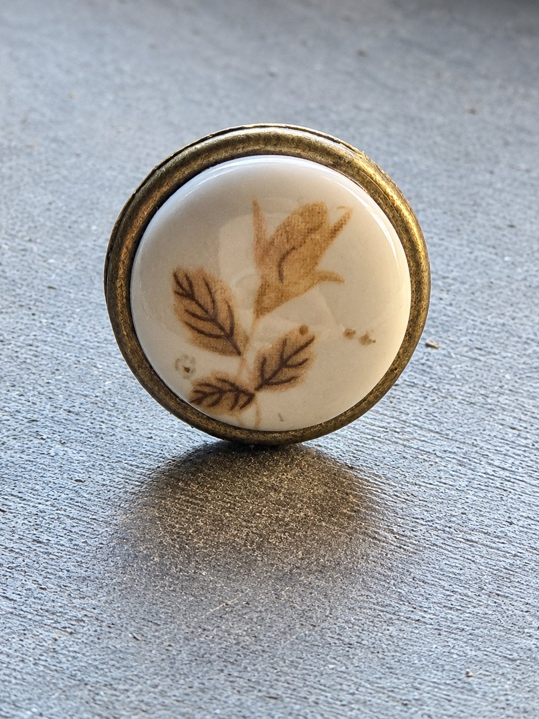 22 boutons de porte anciens en porcelaine décorée – laiton, Antiquités & Art, Enlèvement ou Envoi