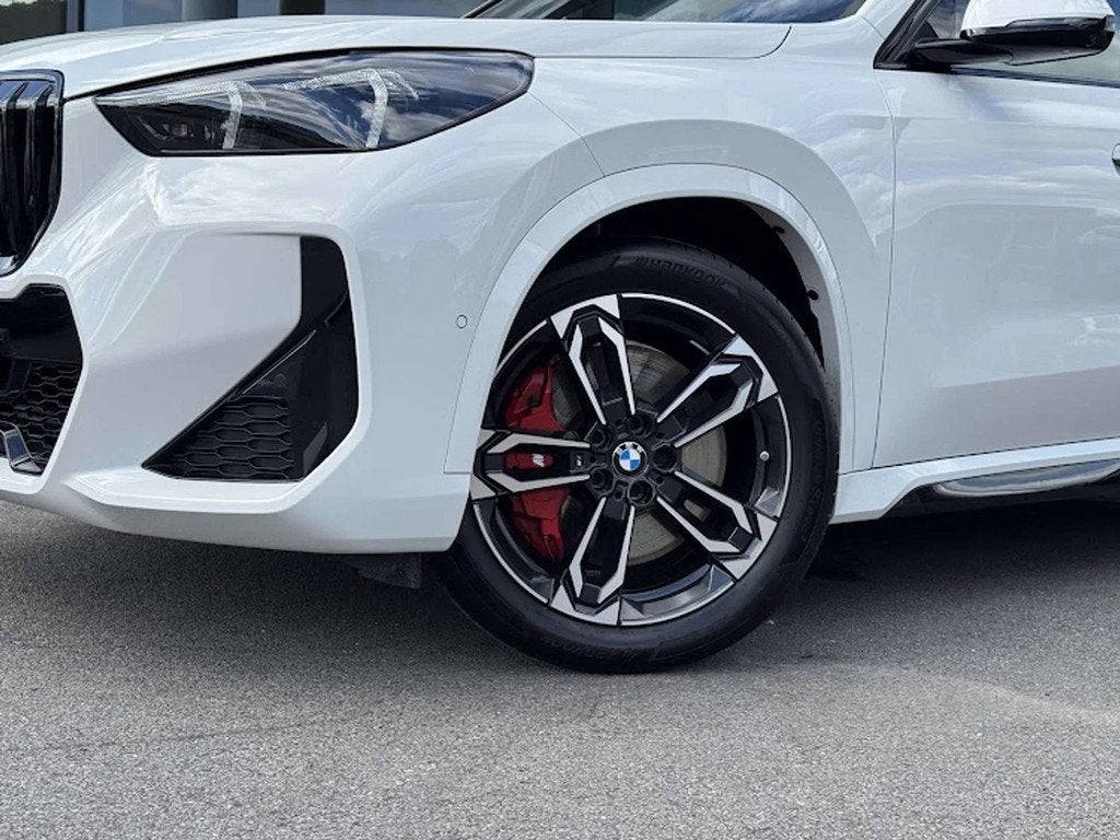BMW X1 sDrive18i M Sport Pro / PANO / TREKHAAK / M SEAT / HU, Auto's, Gebruikt, Zwart, Wit, Bedrijf