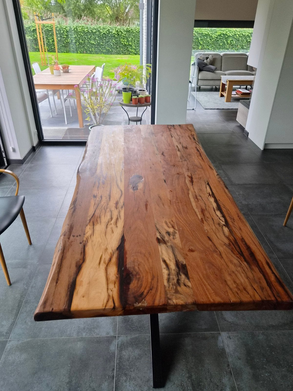 boomstam tafel met metalen spinnenpoot, Huis en Inrichting, Ophalen, Teakhout, 50 tot 100 cm, Zo goed als nieuw