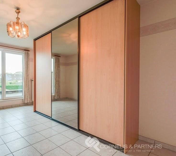 Grote kleerkast met kamerhoge spiegeldeur, Huis en Inrichting, Kasten | Kleerkasten, Ophalen, Met deur(en), Gebruikt, 200 cm of meer