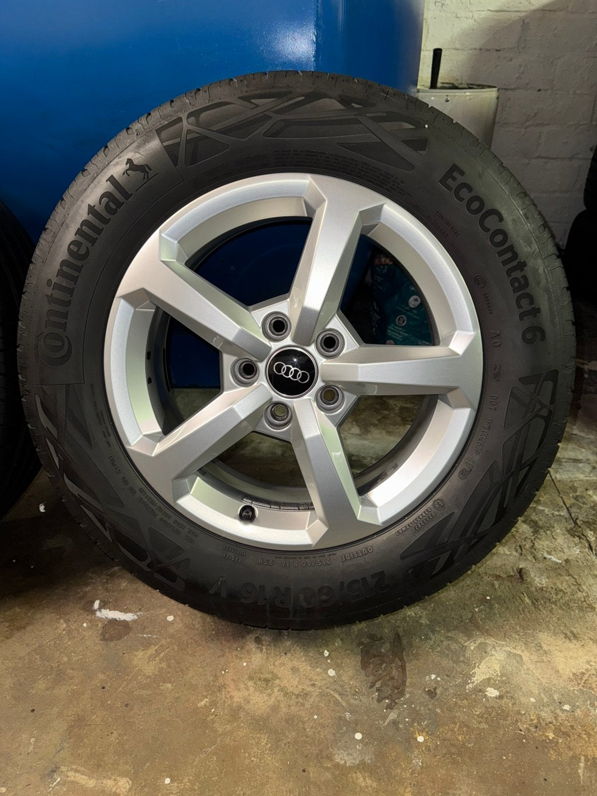Jantes Audi Q2 de 16 pouces avec de bons pneus d'été 5x112, Pneus et Jantes, 215 mm, 16 pouces, Véhicule de tourisme