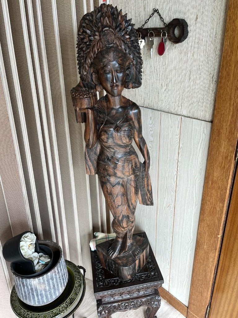 mooie houten sculptuur dame met pied-de-stalle, Ophalen, Zo goed als nieuw