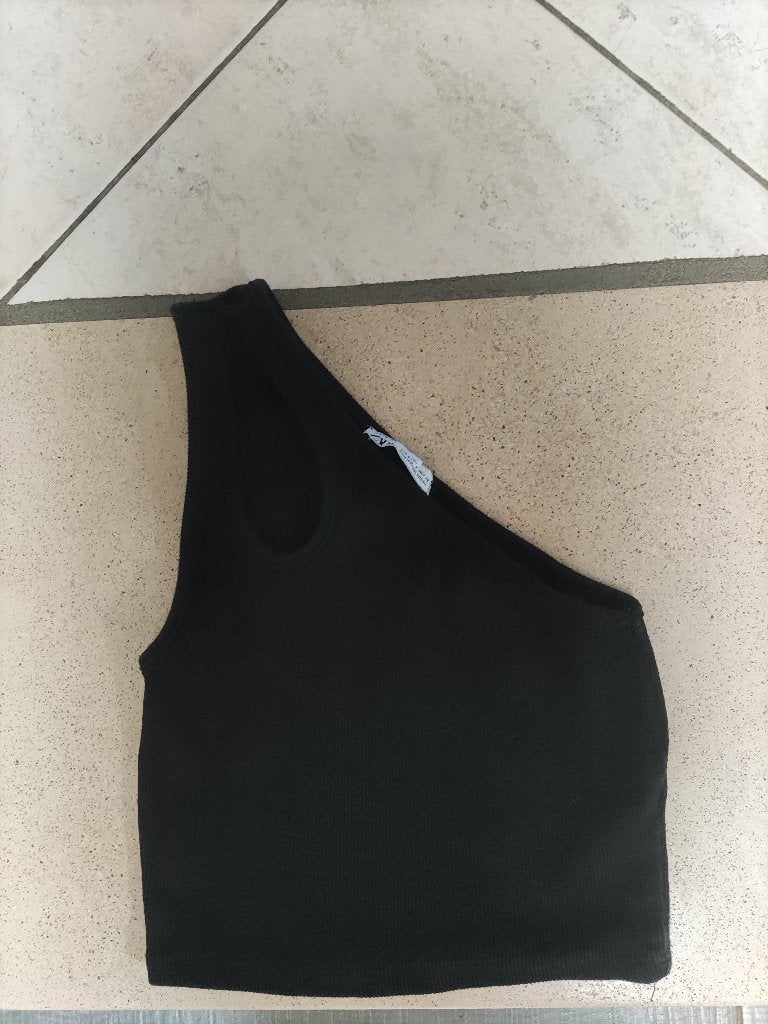 one shoulder crop top Zara S in nieuwstaat, Kleding | Dames, Topjes, Ophalen of Verzenden, Zo goed als nieuw, Zara, Zwart