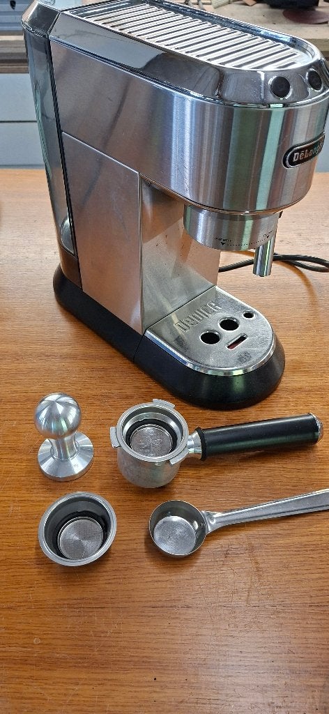Piston espressomachine Delonghi Dedica EC685.M, Elektronische apparatuur, Koffiezetapparaten, Gebruikt, Espresso apparaat, Gemalen koffie