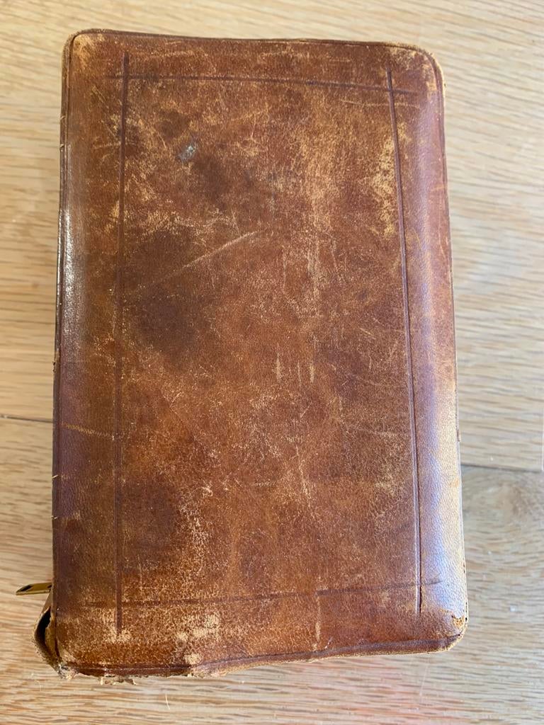 Ancien missel dans son etui de cuir, Ophalen of Verzenden, Gelezen, Christendom | Katholiek
