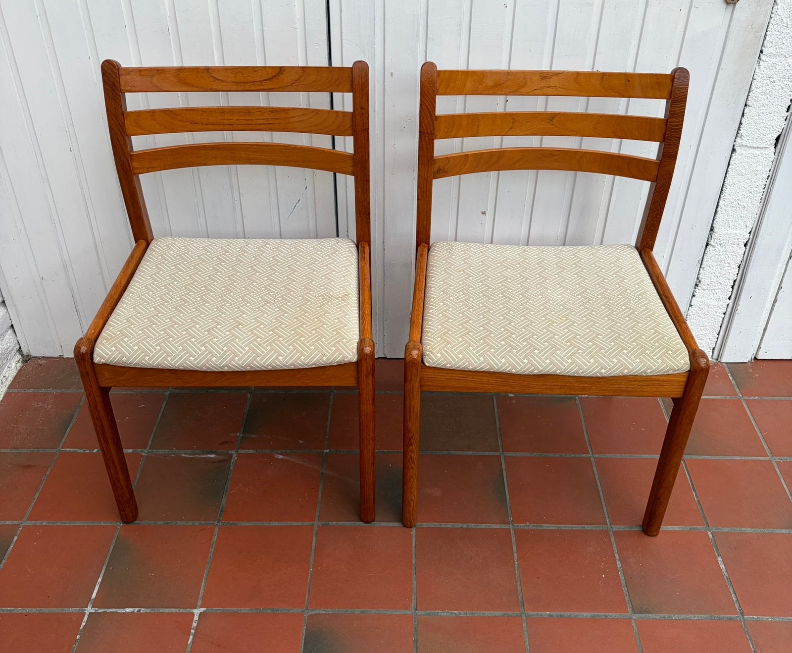 2 vintage Scandinavische stoelen 60€/P, Huis en Inrichting, Ophalen, Gebruikt, Stof, Eén