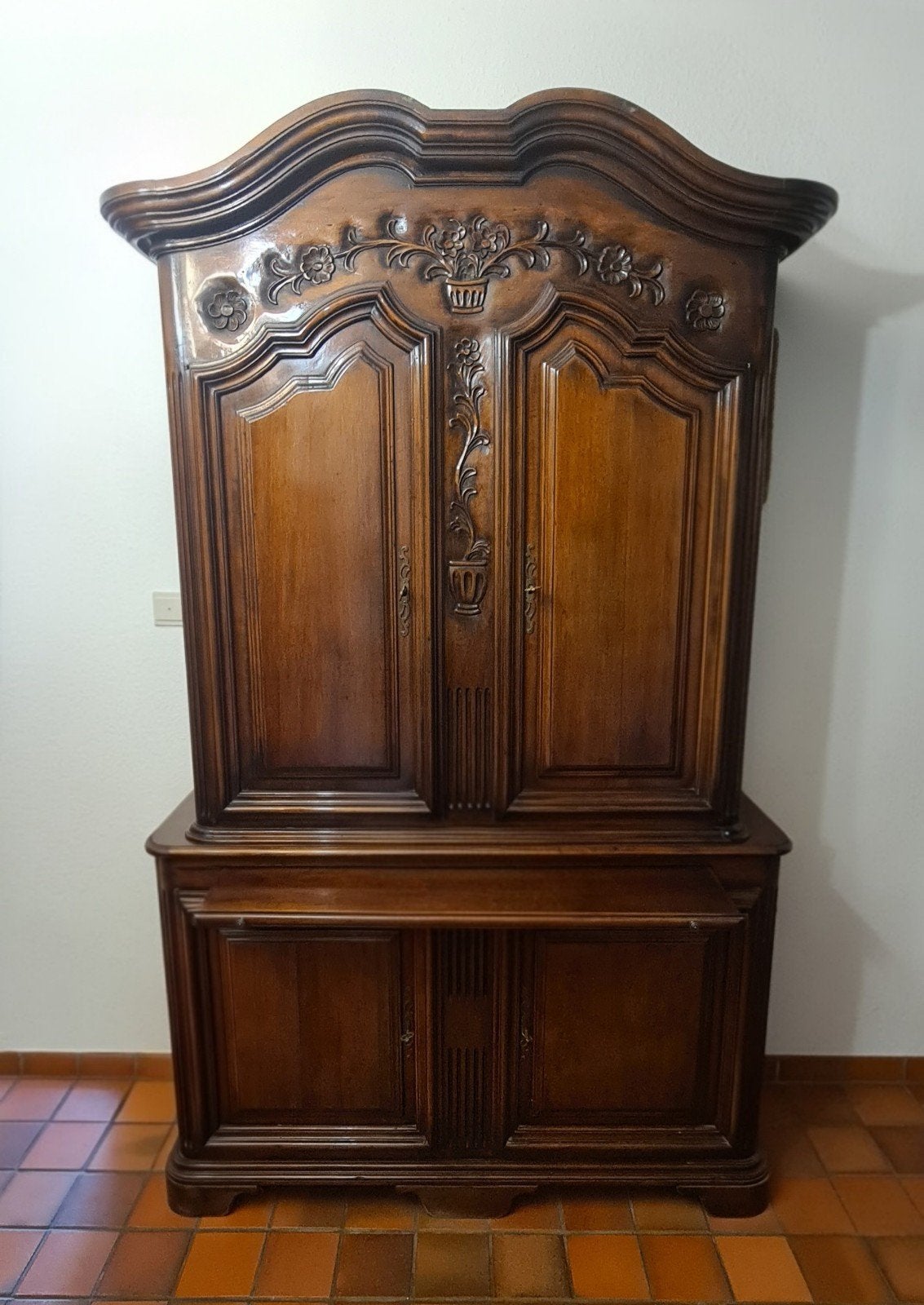 Tweedelig Dressoir in Massief Notelaar, Antiek en Kunst, Ophalen