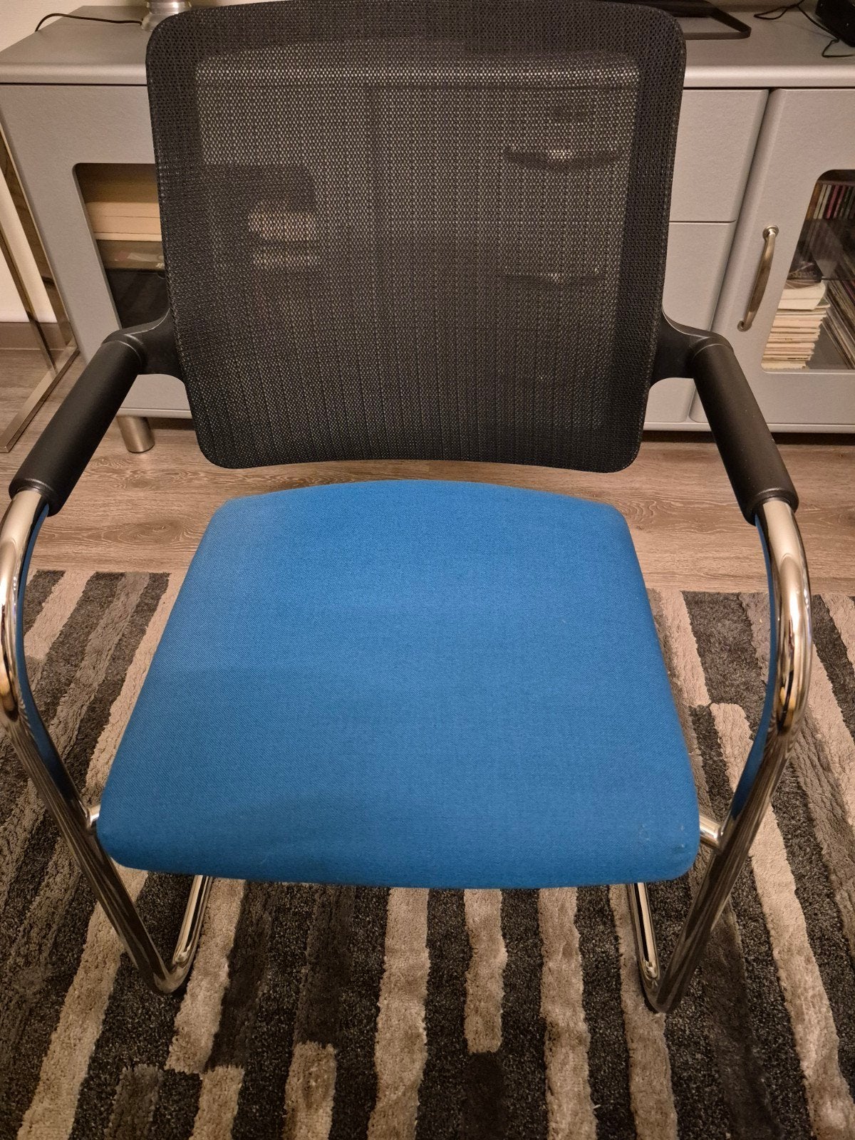 Dauphin bureau / vergaderstoel, Ophalen