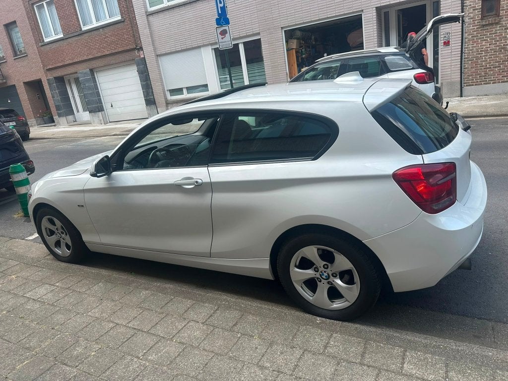 BMW 116 URBAN, 90 kW, Zwart, 4 cilinders, Wit