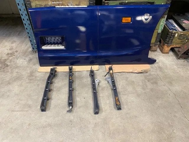 Scania Sideskirt set compleet met montage steunen V8 Logo en, Gebruikt