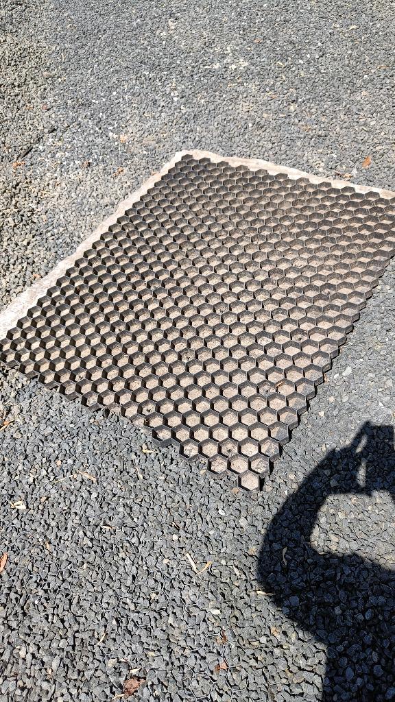 Gratis Split steentjes en Splitplaten met worteldoek, Tuin en Terras, Grind, Keien en Split, Ophalen, Gebruikt, Split, Basalt