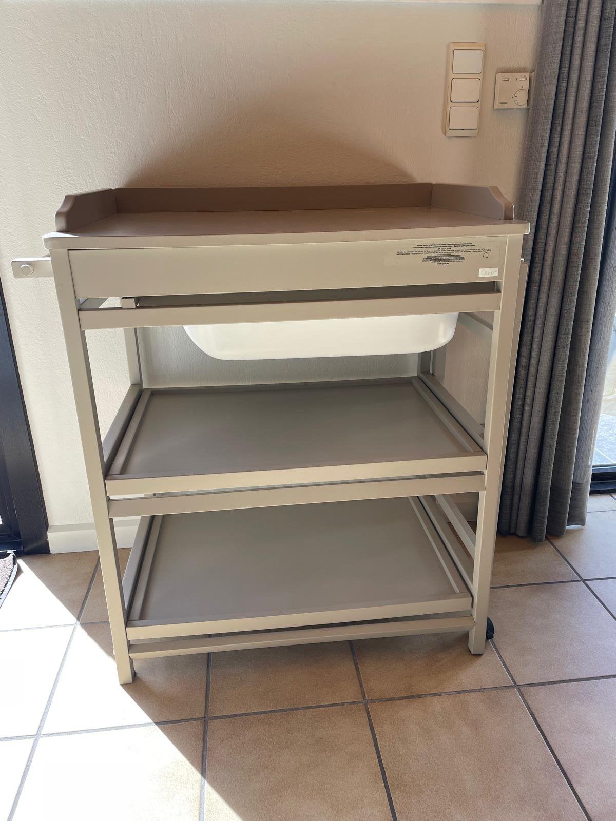 TE KOOP: QUAX Verzorgingstafel met uitschuifbaar babybadje, Kinderen en Baby's, Ophalen, Gebruikt