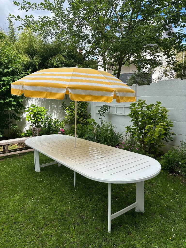 TRICONFORT tuintafel, Ophalen, Zo goed als nieuw, Ovaal, Plastic