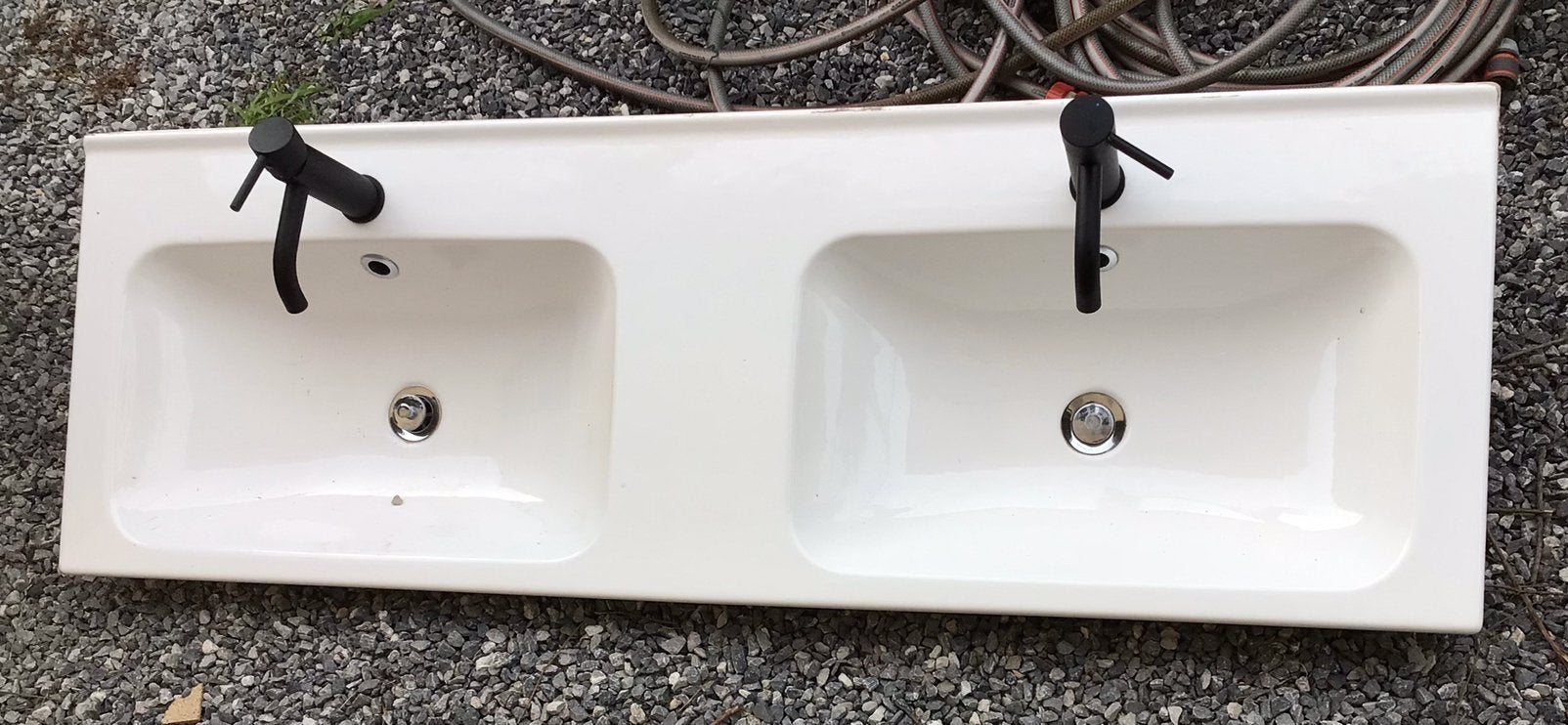GRATIS dubbele lavabo met kranen, Huis en Inrichting, Badkamer | Badkamermeubels, Ophalen, Gebruikt
