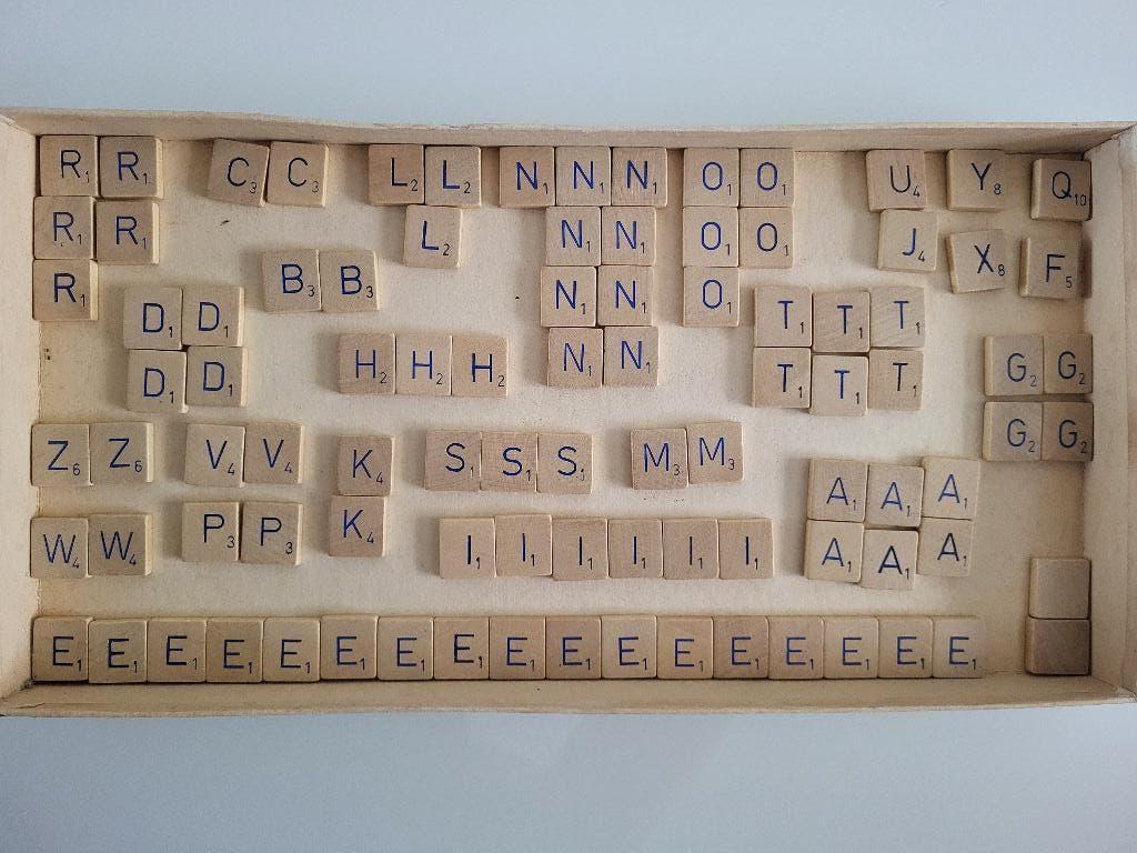 authentieke 1954 vintage scrabble houten letters & balkjes, Een of twee spelers, Ophalen of Verzenden, Gebruikt