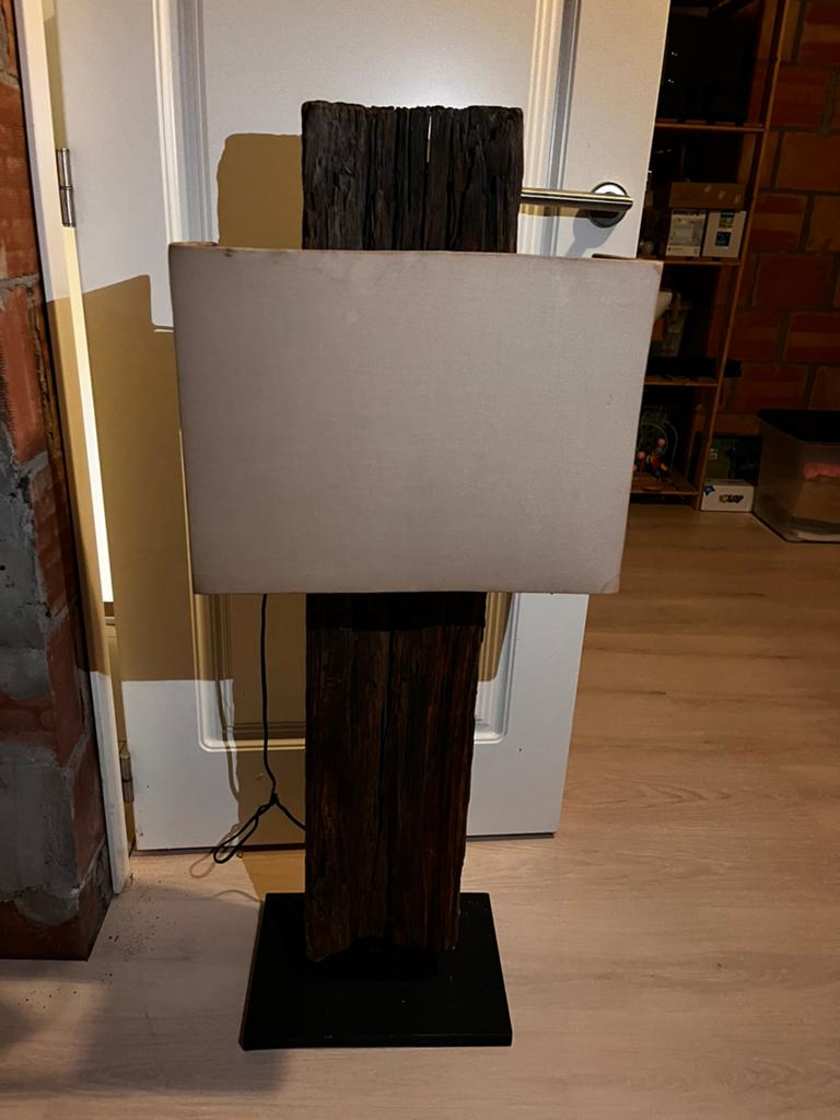 Lamp op boomstam, beige kap, Huis en Inrichting, Lampen | Vloerlampen, Gebruikt, Hout, Ophalen