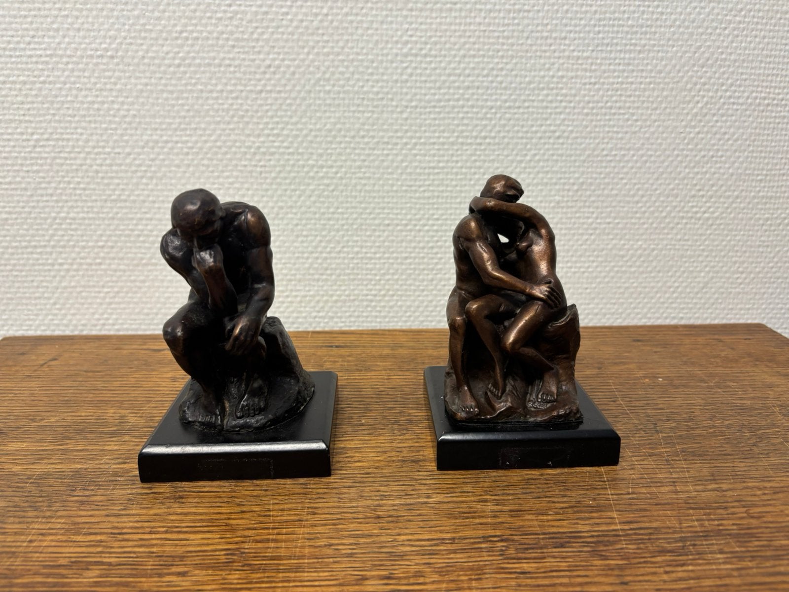 2 bronzen beeldjes ‘de denker’ en ‘de kus’, Ophalen of Verzenden, Zo goed als nieuw