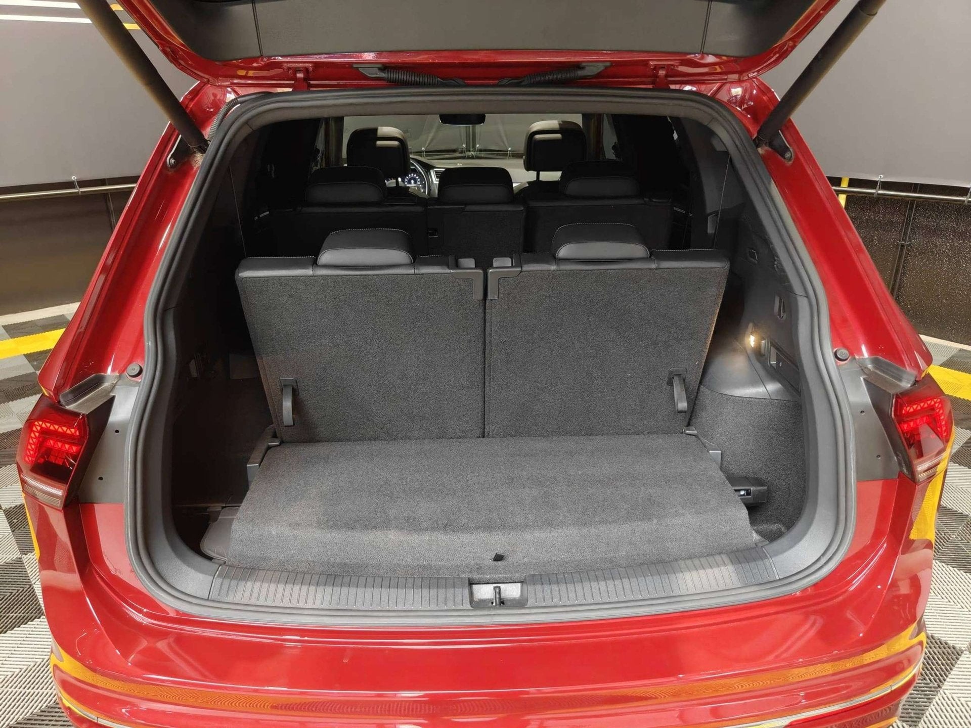 Volkswagen Tiguan Allspace 2.0 TDi 4Motion R-line 7-zit/Pano, Rouge, Achat, Entreprise, 7 places