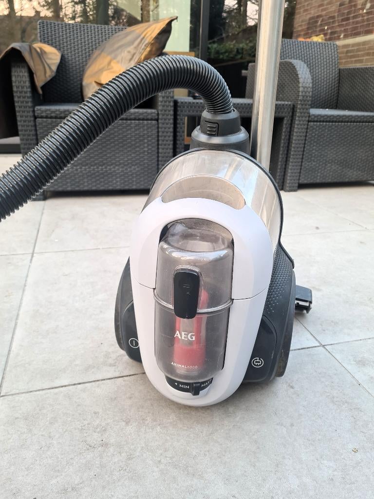 Aspirateur traîneau sans sac AEG Animal 6000 (AL61A4UG), Enlèvement ou Envoi, Utilisé, Réservoir