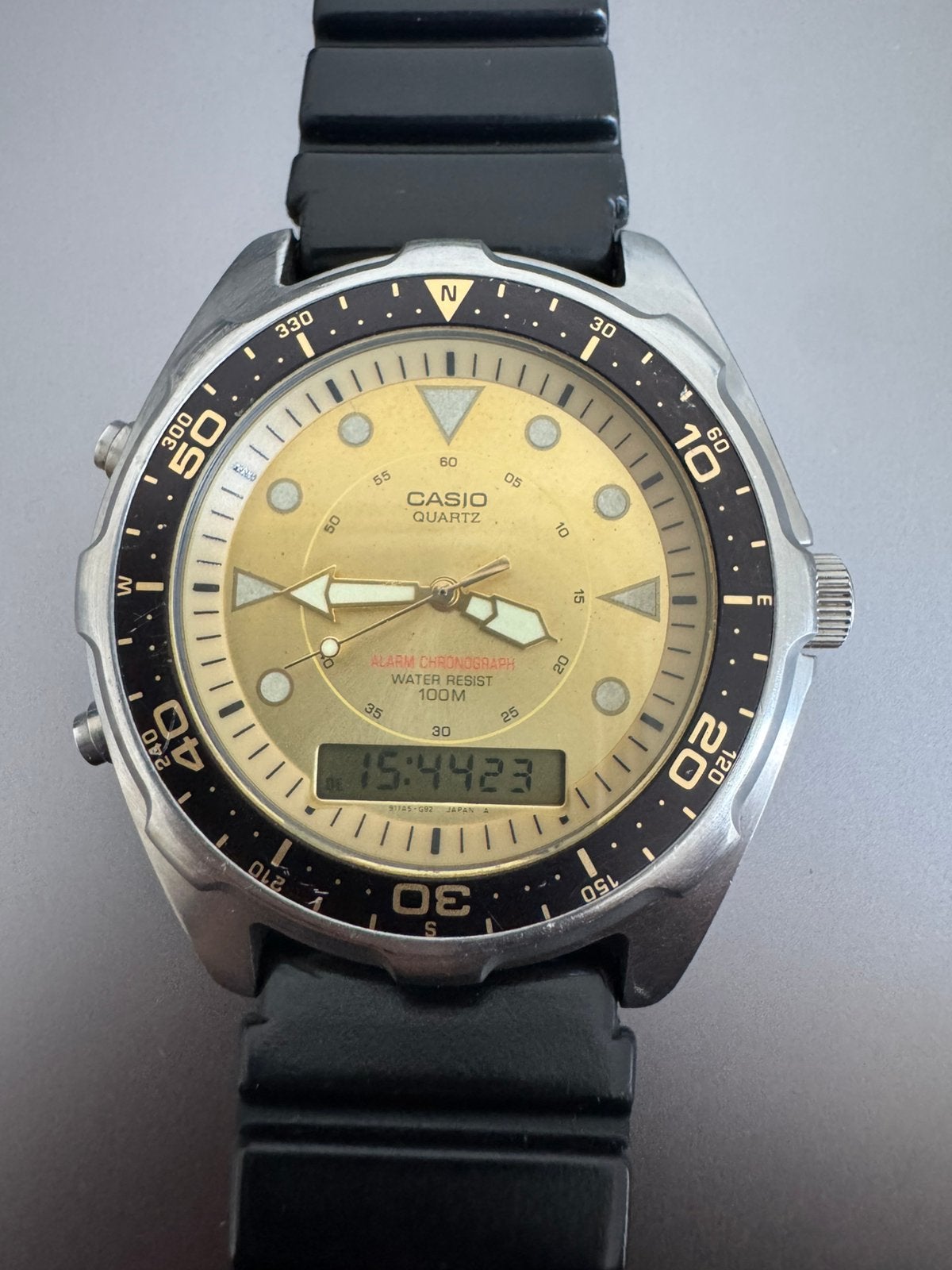 Casio AMW-320D „Arnie” Vintage (1374) - gouden wijzerplaat, Handtassen en Accessoires, Casio, Gebruikt, Staal, Polshorloge