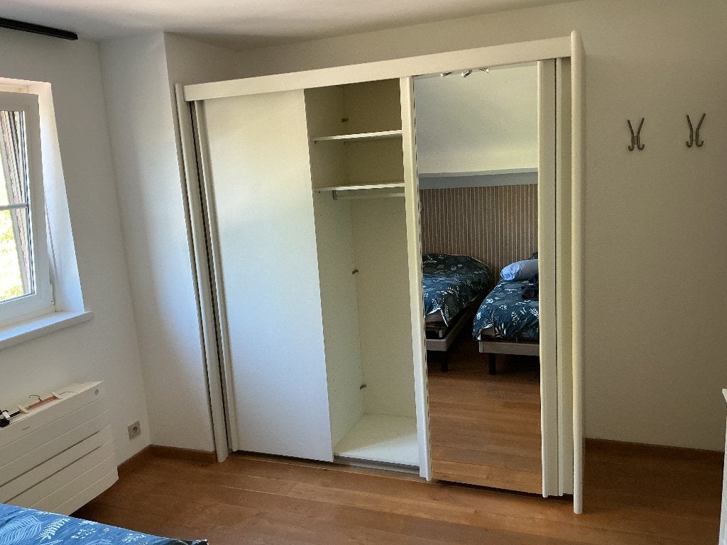 Armoire à portes coulissantes, Maison & Meubles, Enlèvement, Comme neuf, Avec tablette(s)