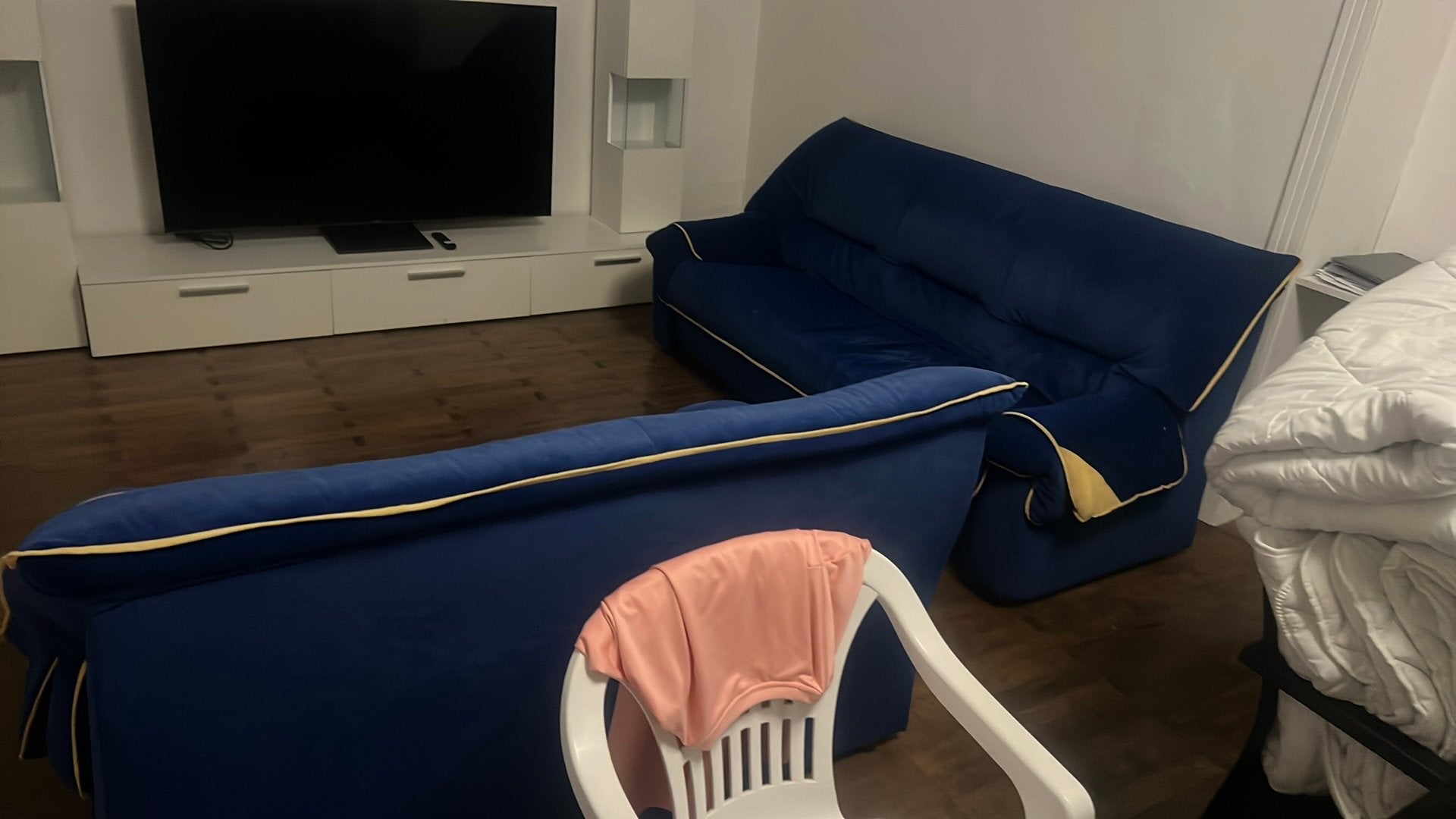Un divan, Enlèvement, Comme neuf
