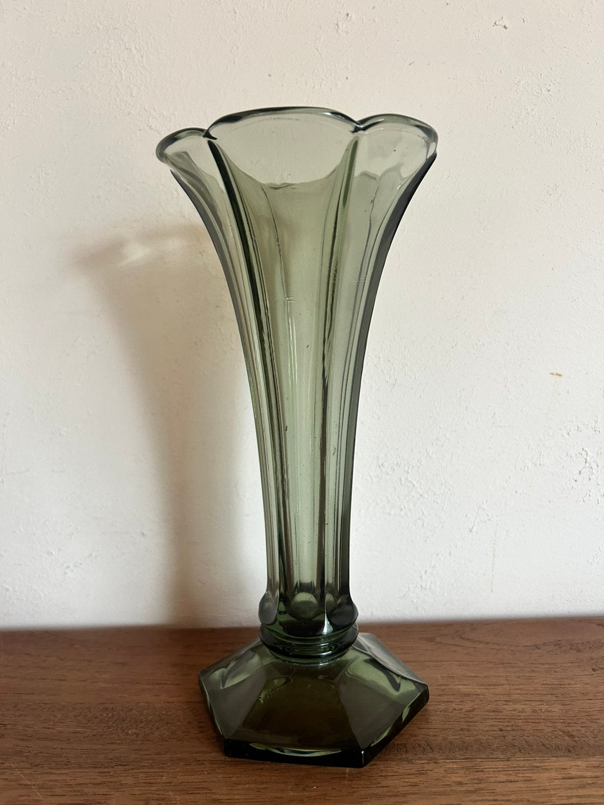 Vase en cristal Val Saint Lambert — vert — base hexagonale, Antiquités & Art, Enlèvement ou Envoi