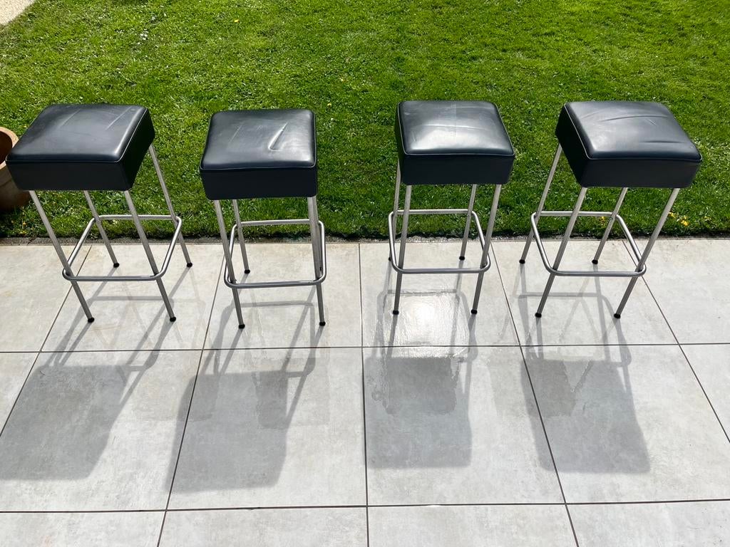 4 stoelen/krukken, Ophalen, Zo goed als nieuw
