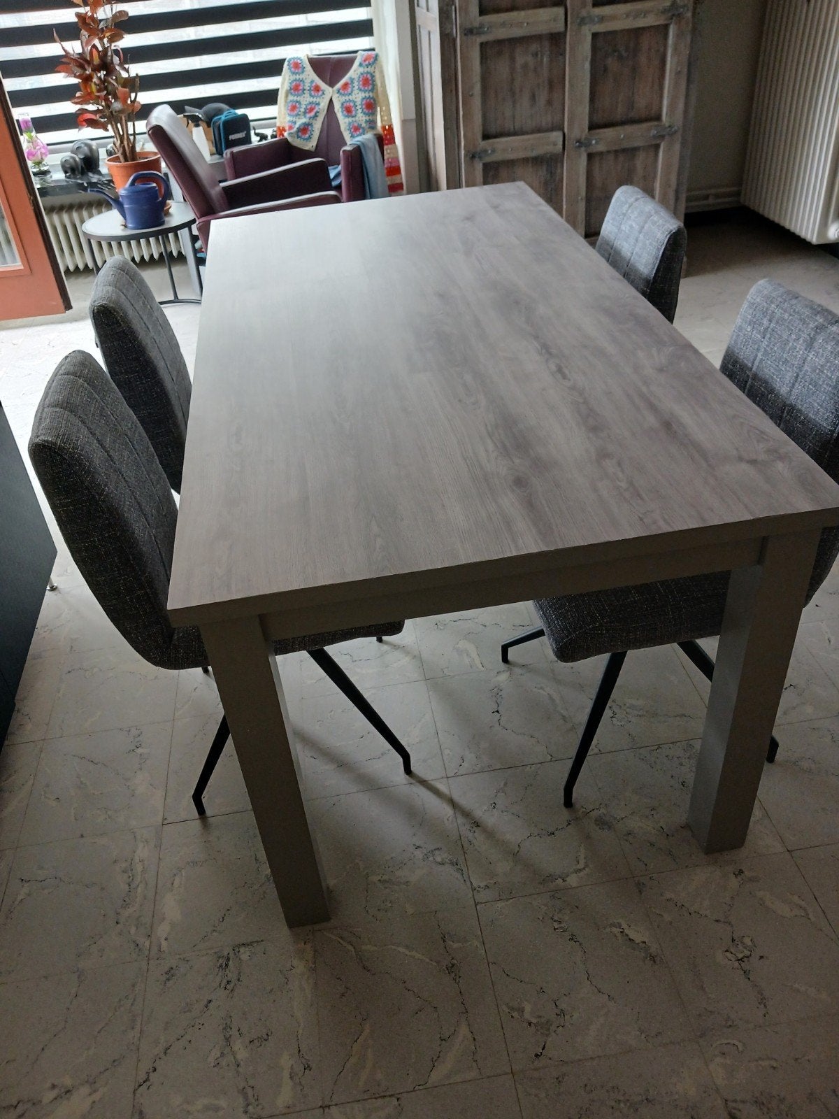 CHAISES ET TABLE À MANGER, Enlèvement