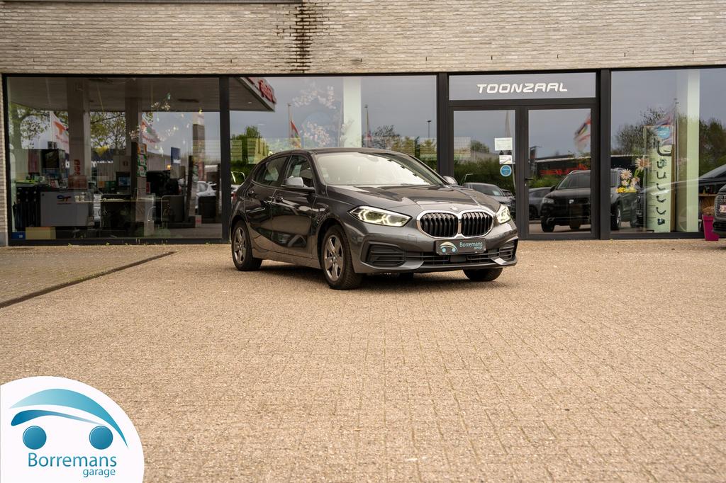 BMW 118 1.5 Benzine Navi/Carplay/Parkeersensoren/..., Auto's, BMW, 1 Reeks, 4 cilinders, Bedrijf, 5 deurs