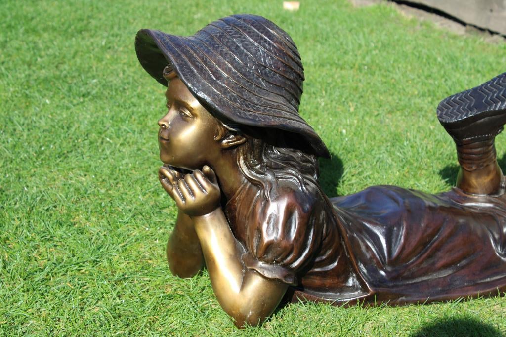 Meisje slaapt met een bronzen hoed, Ophalen of Verzenden, Nieuw