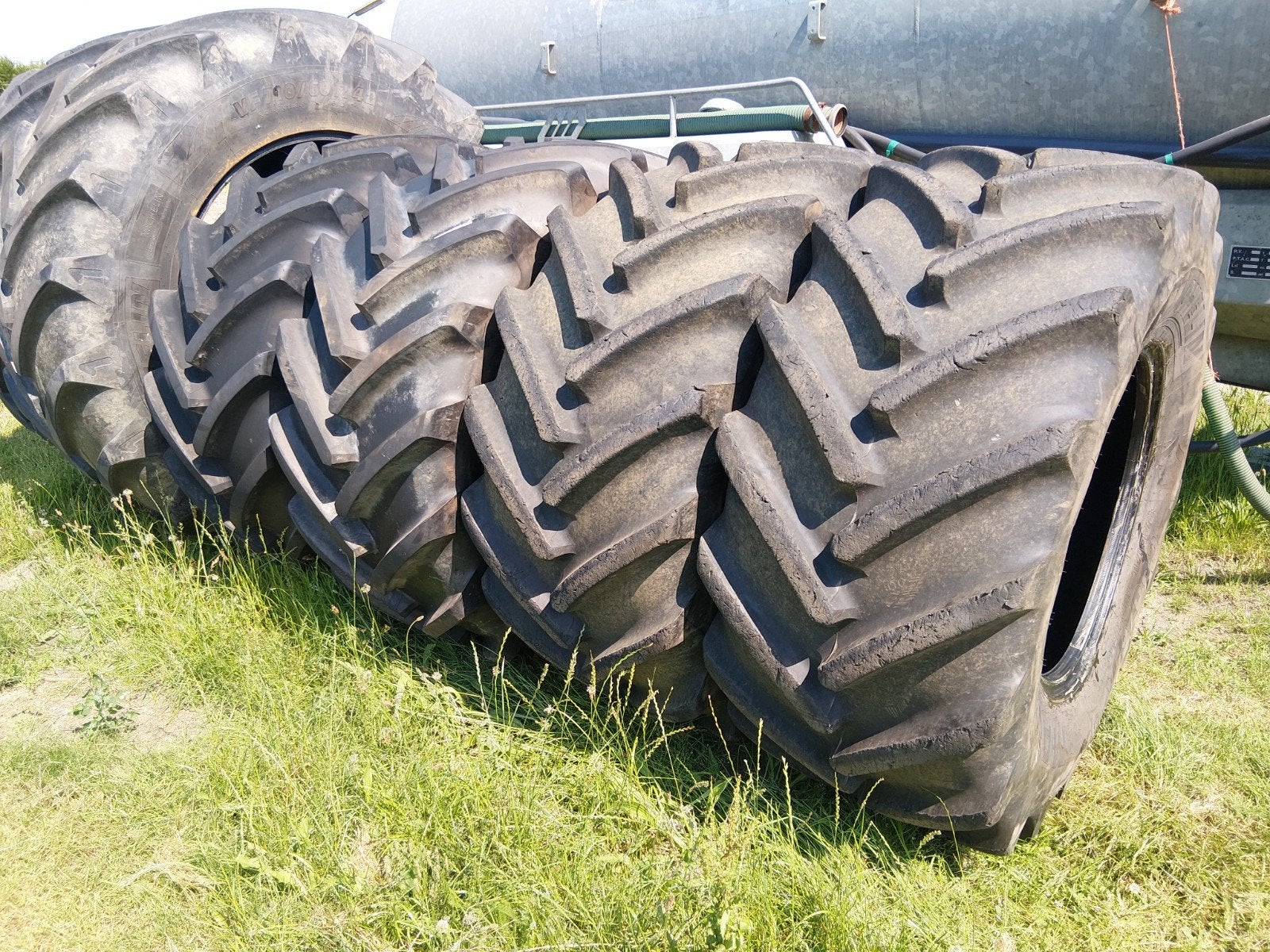2 sets michelin 600 65 28, Articles professionnels, Agriculture | Pièces | Pneus, Jantes & Essieux, Enlèvement