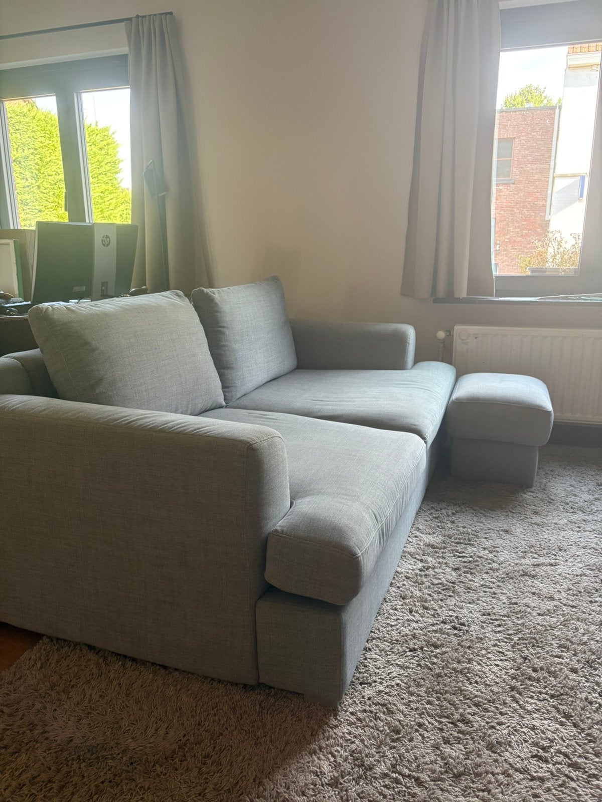 Grijze zetel + poef: gratis af te halen, Huis en Inrichting, Zetels | Complete zithoeken, Ophalen, Gebruikt, Stof
