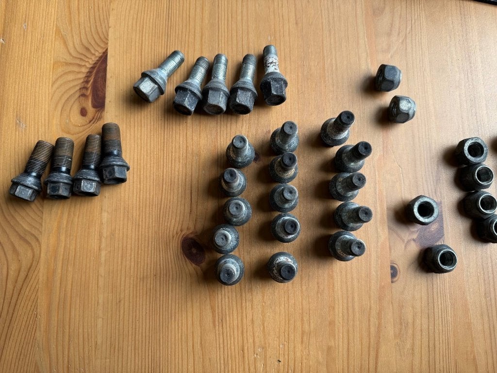 des boulons et des écrous de roues. M14*1.25, et M12*1.25, Enlèvement, Utilisé