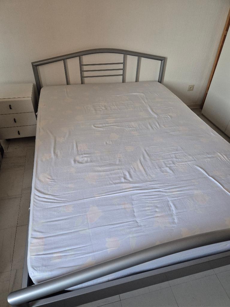 Bed 140 cm grijs metaal + lattenbodem, matras & nachtkastje, Huis en Inrichting, Slaapkamer | Bedden, Ophalen, 140 cm, Twijfelaar