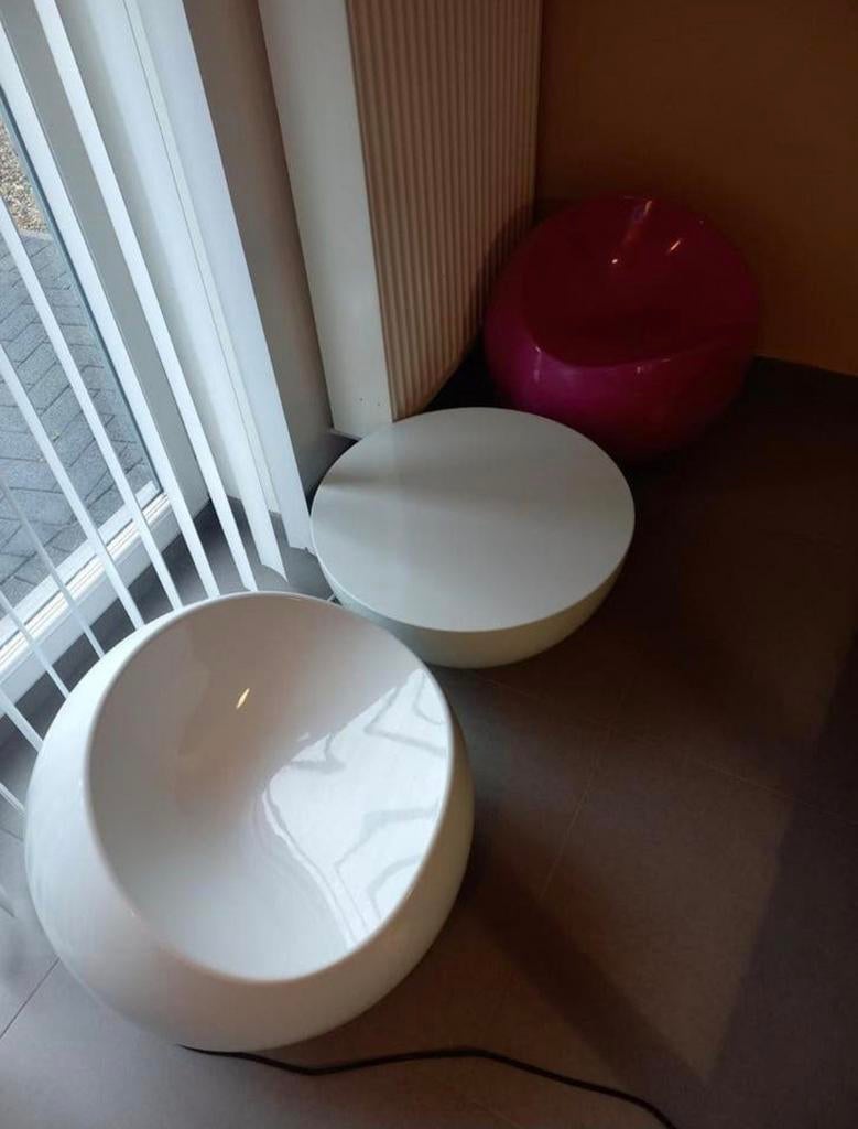 Twee Finn Stone Ball Chairs en bijhorende tafel, Ophalen