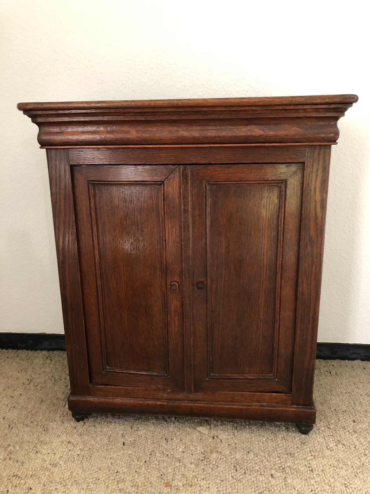 Petite armoire en bois foncé, Enlèvement