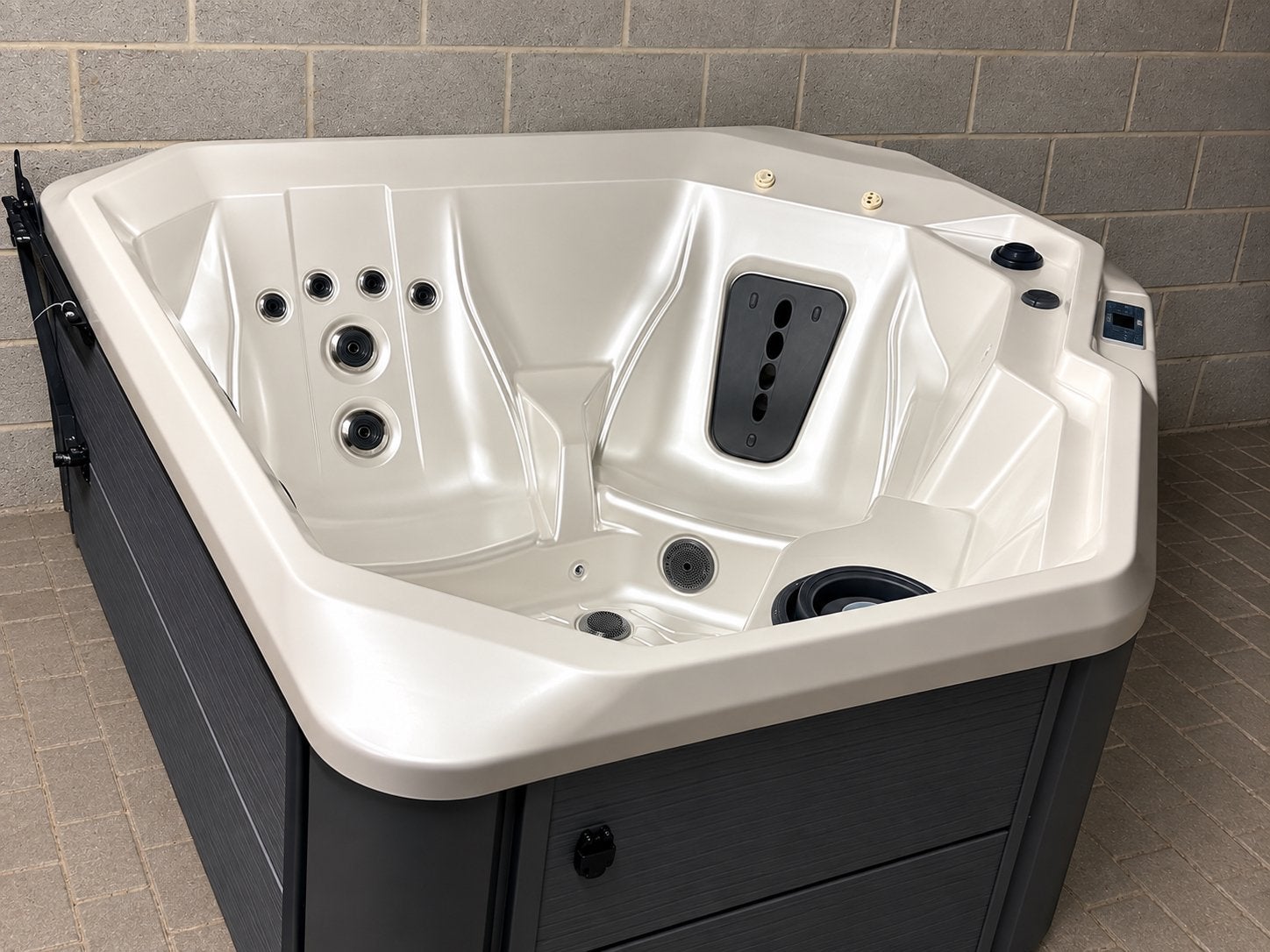 Bubbelbad met warmwaterbron — Spa in Goede Staat, Ophalen of Verzenden, Zo goed als nieuw, Afdekzeil, Vast