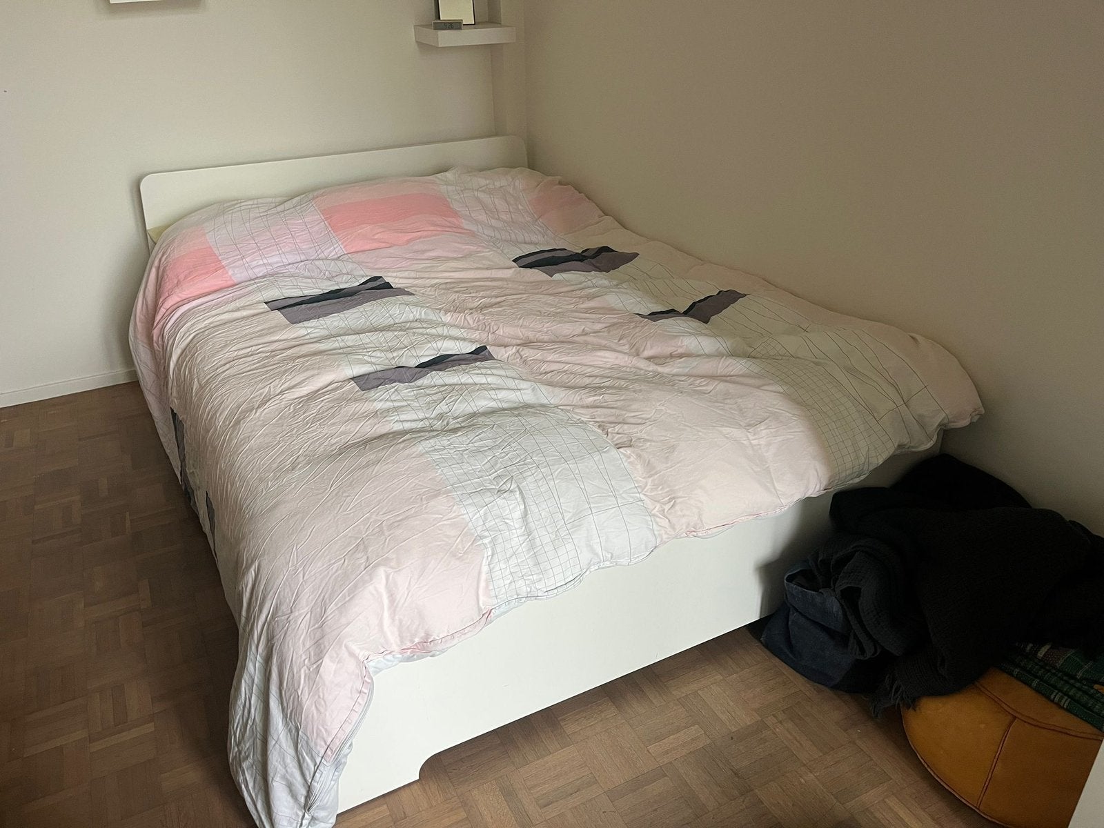 Bed, Ophalen, 140 cm, Zo goed als nieuw, Hout