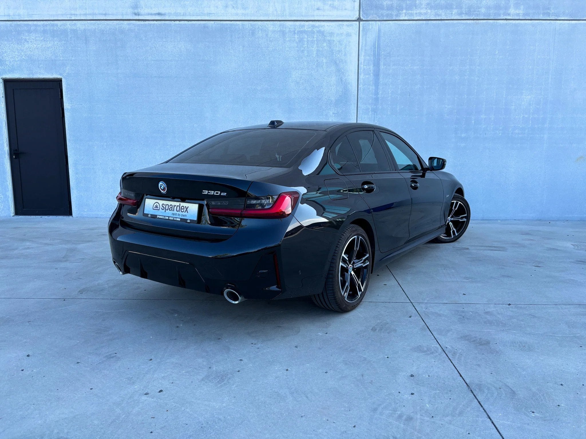 BMW 3-serie 330e | M-pack | Leasing (bj 2022, automaat), Auto's, Automaat, Euro 6, Parkeersensor, Zwart