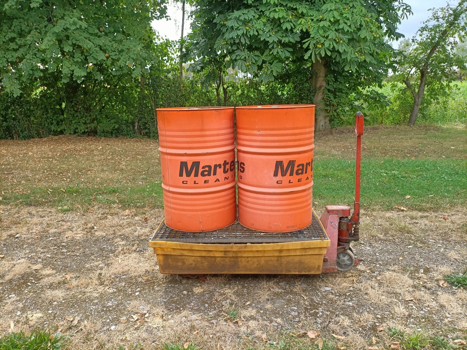 olie opvangbak incl. 2x 200l vat, Ophalen