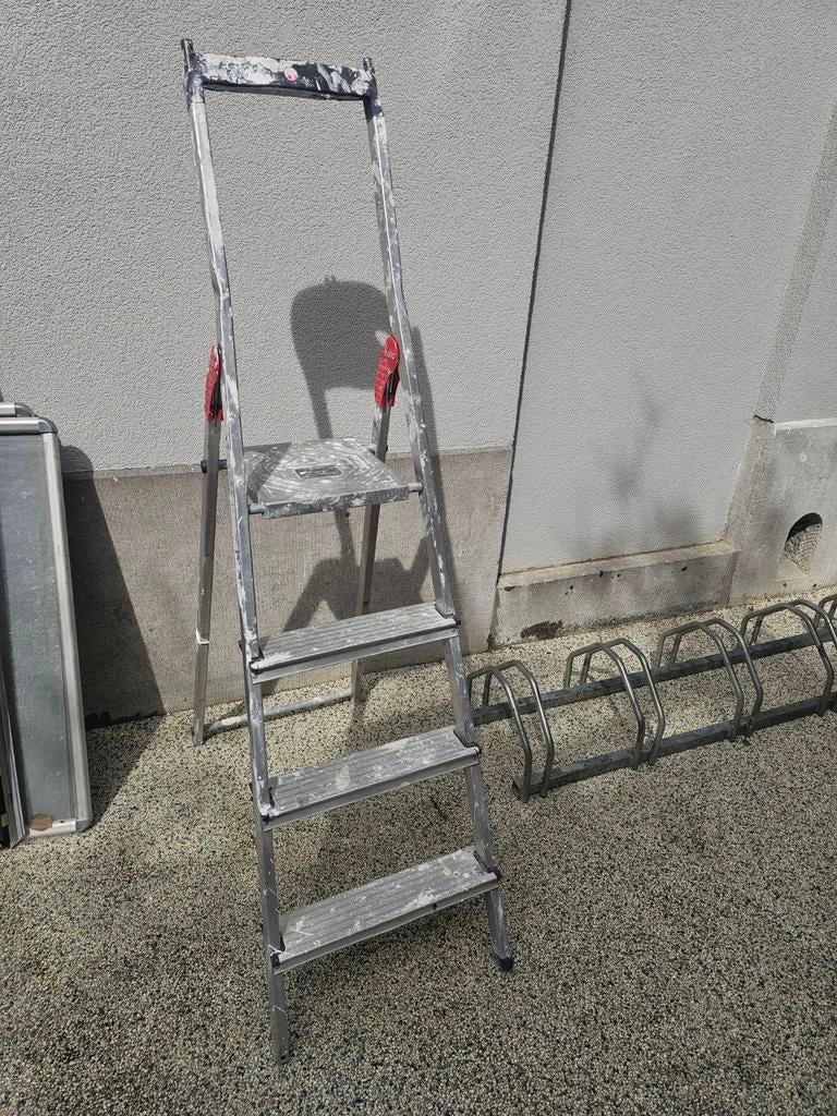 Petite echelle 4 marches.