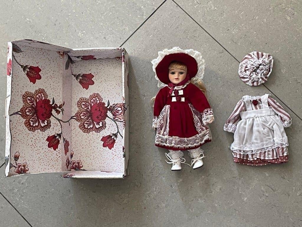 Poupée ancienne avec robes NEUVE, Enlèvement, Neuf, Poupée