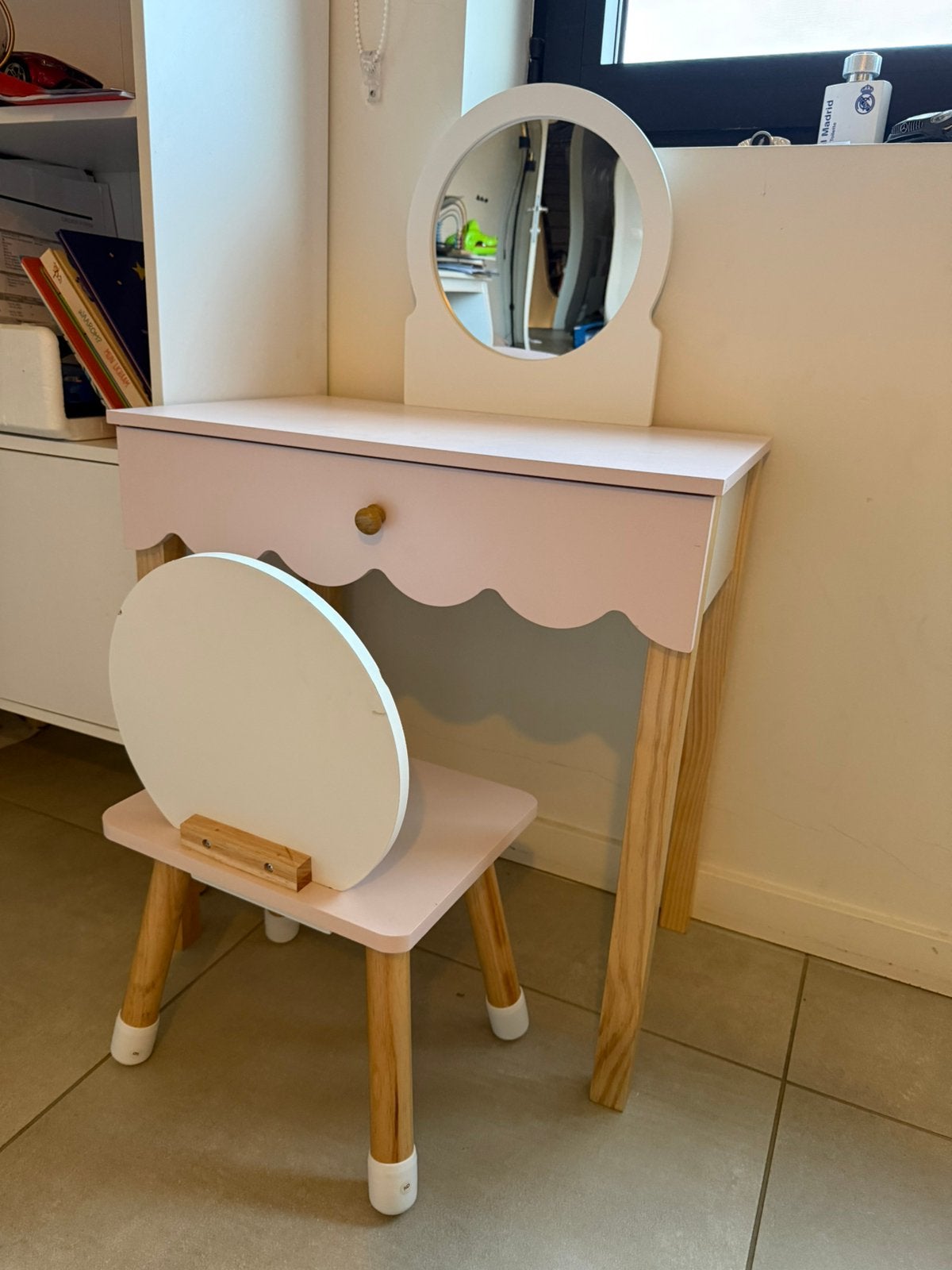 Kinder make-up tafel met stoeltje, Ophalen, Zo goed als nieuw