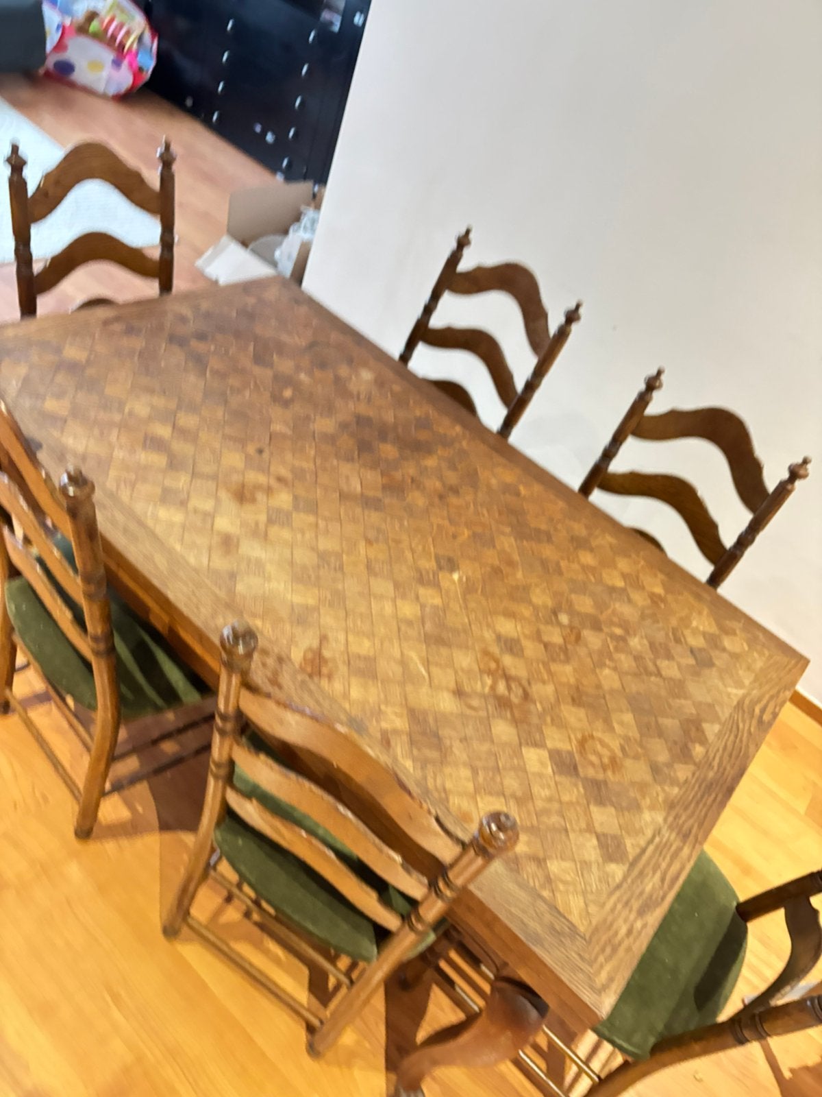 Gratis eettafel met stoelen. Gebruikt., Huis en Inrichting, Ophalen, Gebruikt, Wood, 4 tot 6 stoelen